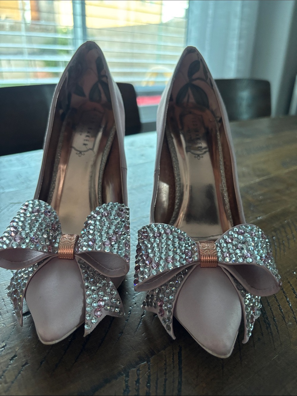 Ted Baker London Light Pink Satin Pumps with Crystal Embellished Bow in Size 37 - Picture 3 of 9